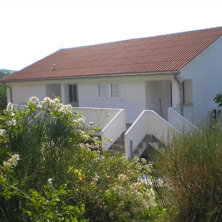 1 Apartment *