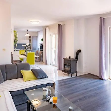 1 Apartment *