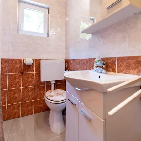 1 Apartment *
