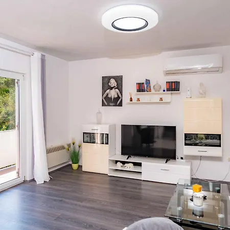 1 Apartment *