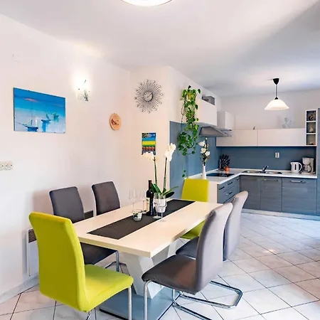 1 Apartment *